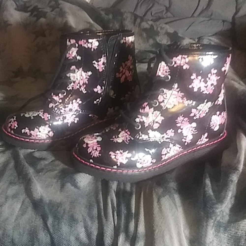 The Children's Place Black Gloral size 13 boots
